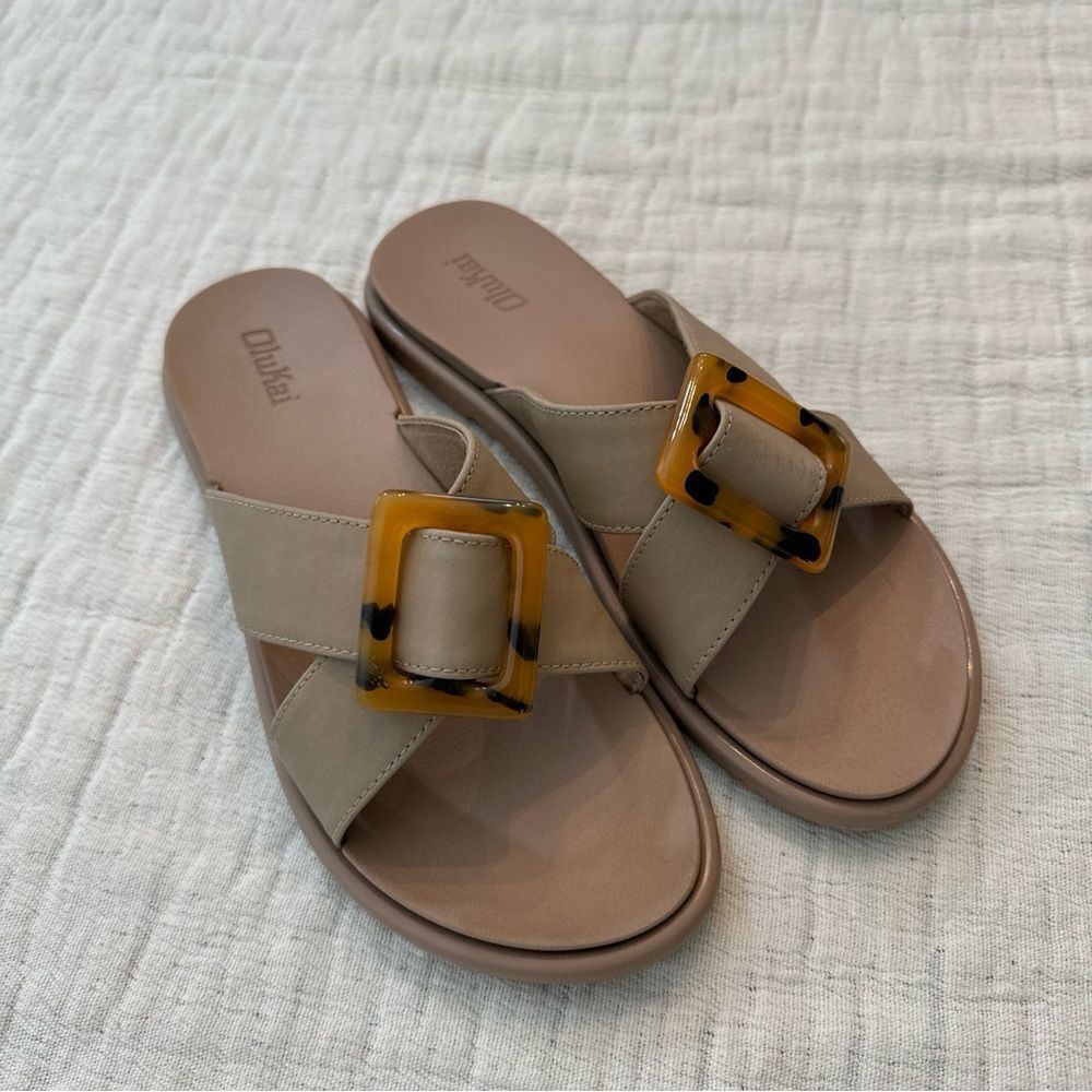 Olukai La’i Taupe Criss Cross Tortiose Shell Buckle Comfort Slide Sandals Size 7